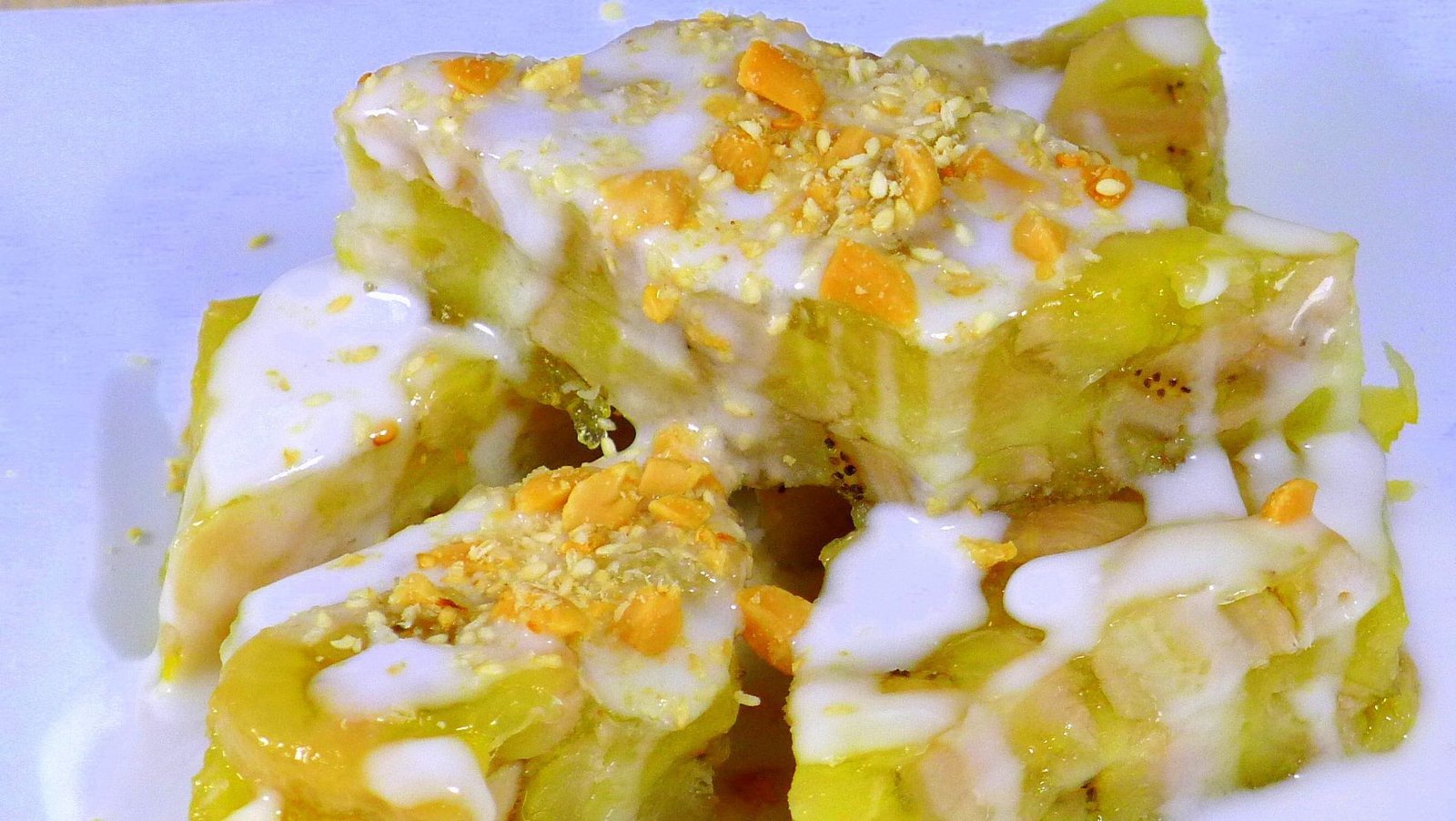 Đĩa bánh chuối hấp nước cốt dừa thành phẩm, cắt miếng đẹp mắt, hấp dẫn