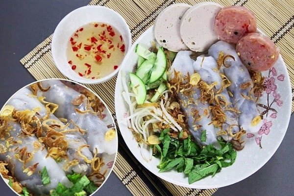 Đĩa bánh cuốn hấp dẫn với hành phi và rau sống