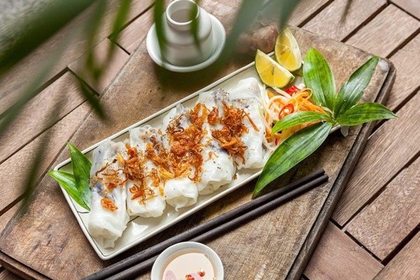Đĩa bánh cuốn nóng hổi với nhân thịt mộc nhĩ, chan nước mắm chua ngọt