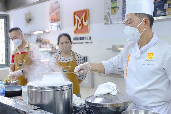 Đĩa bánh cuốn nóng và bánh ướt lòng gà được trình bày hấp dẫn, sẵn sàng thưởng thức