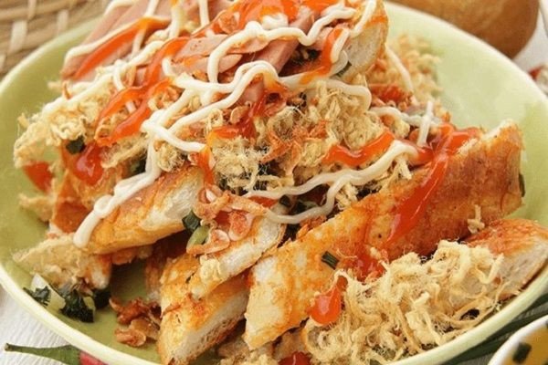 Đĩa bánh mì nướng muối ớt thành phẩm vàng giòn hấp dẫn