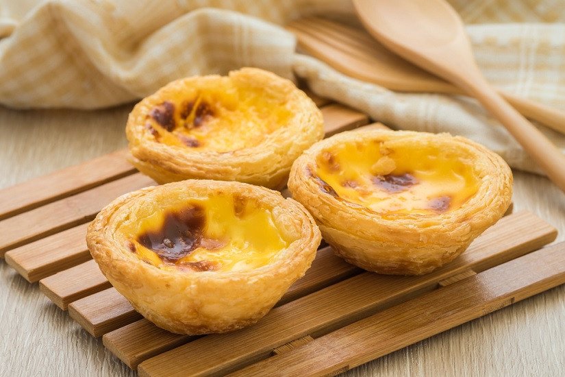 Đĩa bánh tart trứng vàng ruộm, sẵn sàng để thưởng thức