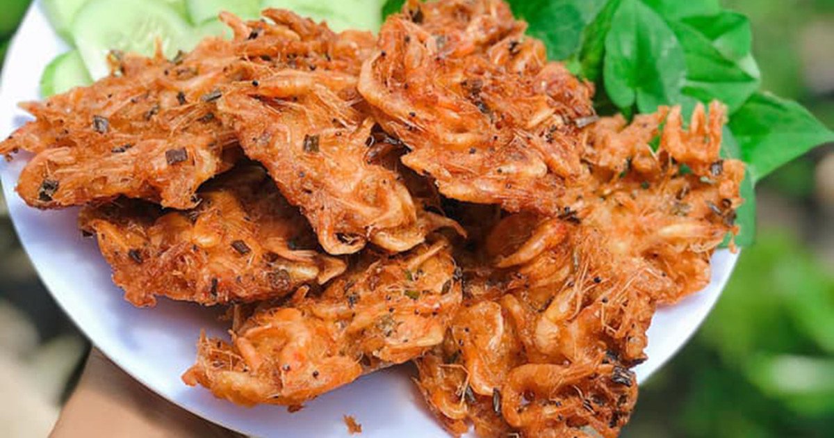 đĩa bánh tép chiên giòn rụm với nước chấm và rau sống