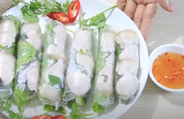 Đĩa bánh tráng cuốn thịt heo bày trí đẹp mắt