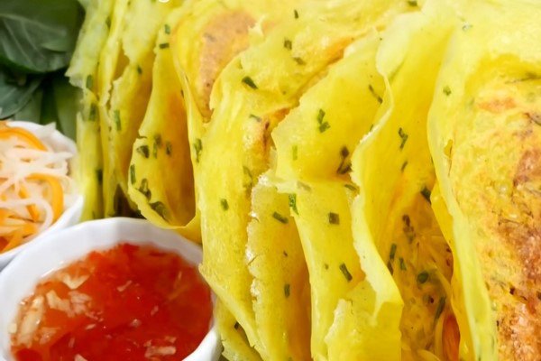 Đĩa bánh xèo miền Tây vàng ươm hấp dẫn sau khi chế biến