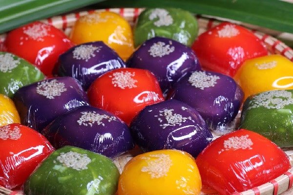 Đĩa bánh xu xê với vỏ bánh trong veo, nhân đậu xanh dừa hấp dẫn