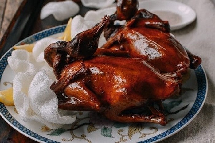 Đĩa bồ câu nướng mật ong vàng ươm hấp dẫn thưởng thức cùng phồng tôm