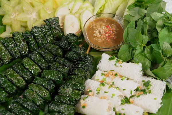 Đĩa bò cuốn lá lốt thơm lừng sẵn sàng thưởng thức với rau sống