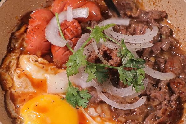 Đĩa bò né hấp dẫn ăn kèm bánh mì giòn rụm