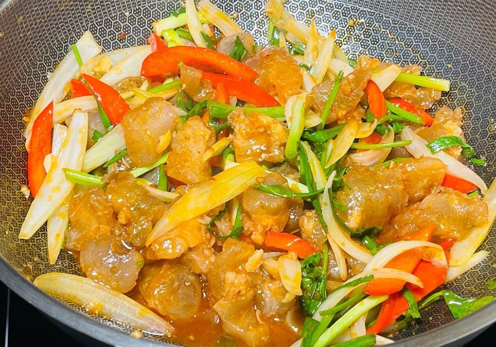 Đĩa bò xào sả ớt cay nồng, màu sắc bắt mắt