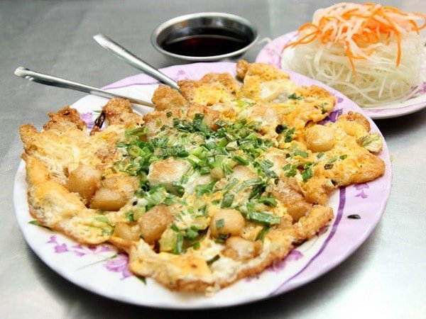 Đĩa bột chiên trứng vàng giòn nóng hổi ăn kèm đu đủ bào