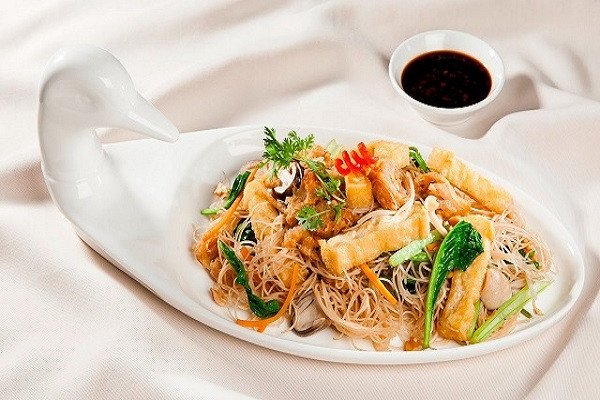 Đĩa bún xào Singapore hấp dẫn