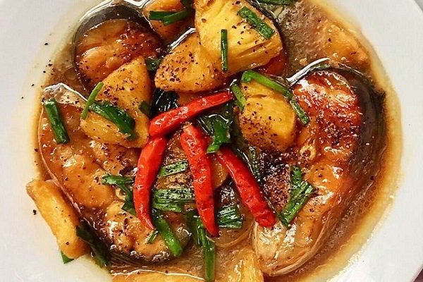 Đĩa cá hú kho thơm nóng hổi, thịt cá thấm vị đậm đà