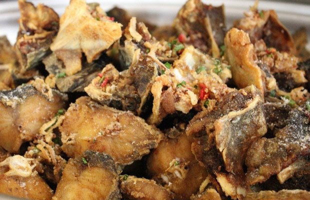 Đĩa cá tầm rang muối giòn rụm, vàng ươm, món ăn vặt hoặc khai vị hấp dẫn