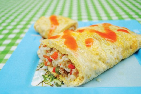 Đĩa cơm chiên cuộn trứng vàng ươm, thơm ngon