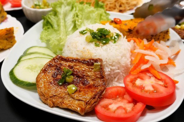 Đĩa cơm tấm sườn bì chả chay thành phẩm bày trí đẹp mắt, hương vị thơm ngon