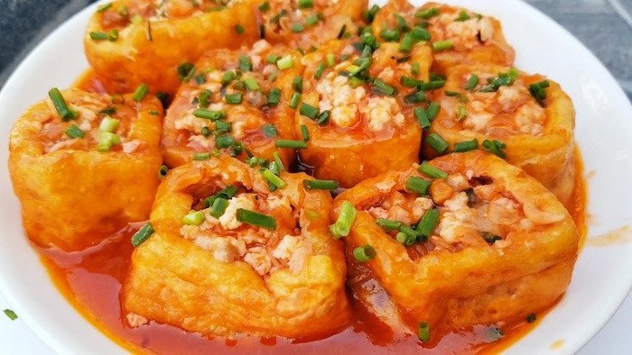 Đĩa đậu nhồi thịt đã nướng vàng ươm, sẵn sàng thưởng thức hoặc sốt cà chua