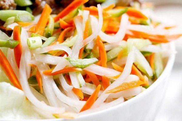 Đĩa đồ chua giòn ngon từ đu đủ và cà rốt cho món bún thịt nướng