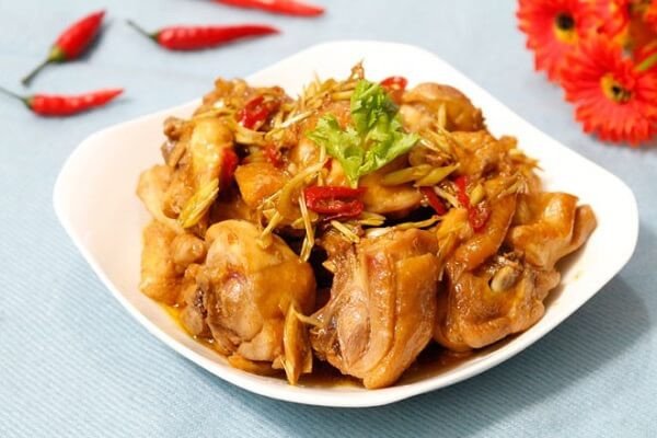 Đĩa gà kho sả ớt miền Nam hấp dẫn với màu vàng nâu bắt mắt