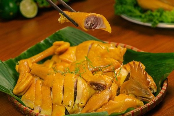 Bí Quyết Làm Gà Ủ Muối Hoa Tiêu Thơm Ngon Chuẩn Vị Thượng Hải Đĩa gà ủ muối hoa tiêu Thượng Hải với lớp da vàng óng hấp dẫn