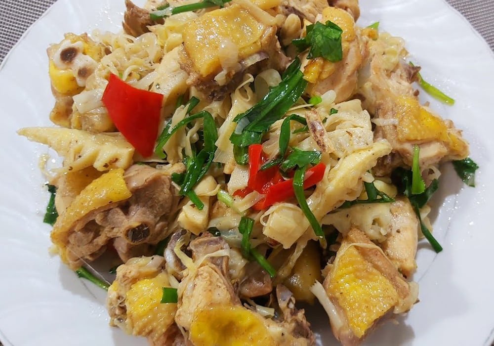 Đĩa gà xào măng tươi hấp dẫn, màu sắc hài hòa