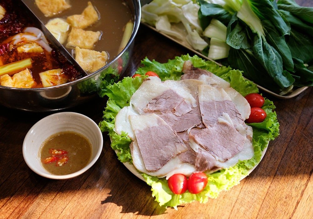 Đĩa gầu bò Mỹ luộc thái lát mỏng, trình bày đẹp mắt cùng rau thơm