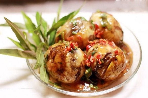 Đĩa hột vịt lộn xào sa tế cay nồng kèm rau răm và đậu phộng