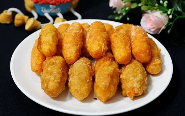 Đĩa khoai lang kén chiên vàng ươm hấp dẫn