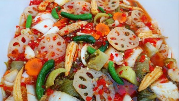 Đĩa kim chi Việt Nam với nhiều loại rau củ đa dạng