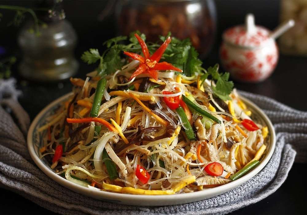 Đĩa miến xào thịt gà với rau củ và nấm mèo
