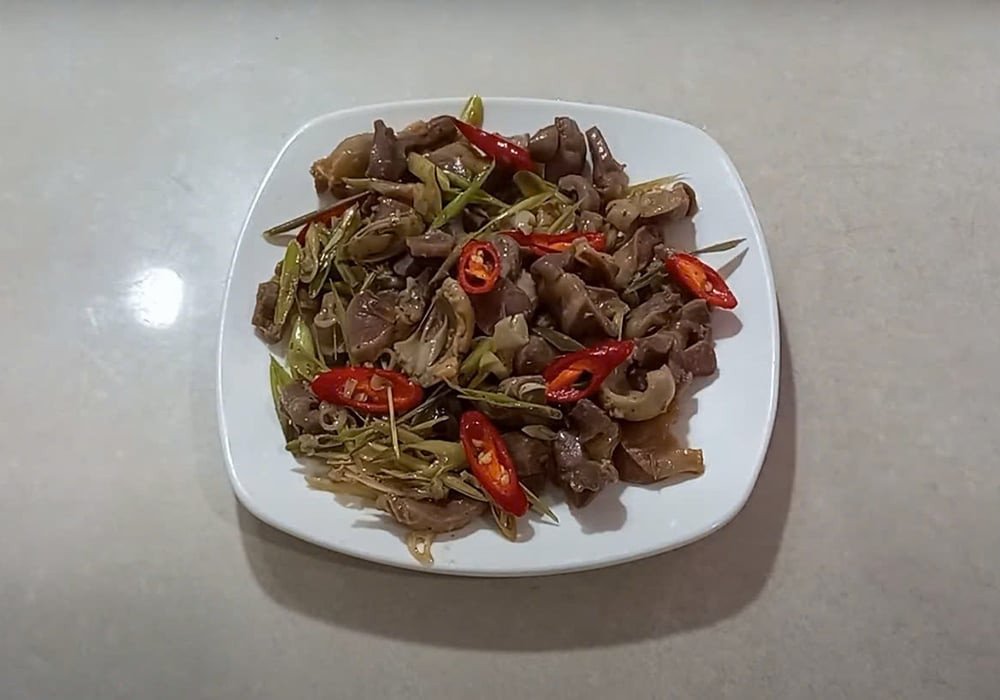 Đĩa mỡ gà xào sả ớt nóng hổi, trình bày đẹp mắt, sẵn sàng để thưởng thức cùng cơm