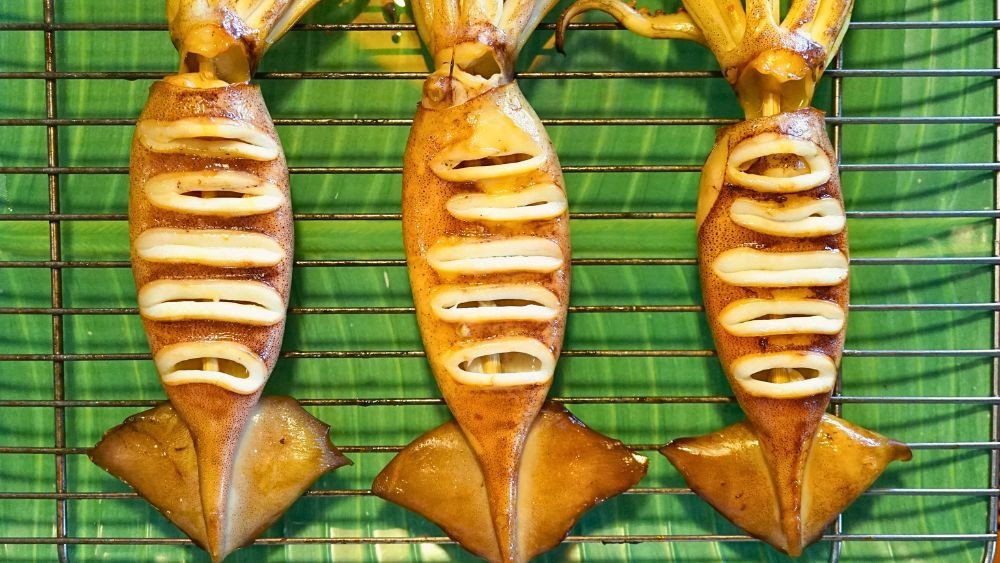 Đĩa mực nướng sa tế thơm ngon kèm rau sống và nước chấm
