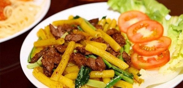 Đĩa nui xào bò thơm lừng với màu sắc hấp dẫn từ thịt bò, rau củ và nui, sẵn sàng để thưởng thức như một bữa ăn dinh dưỡng tại Nấu Chuẩn Ăn Ngon.