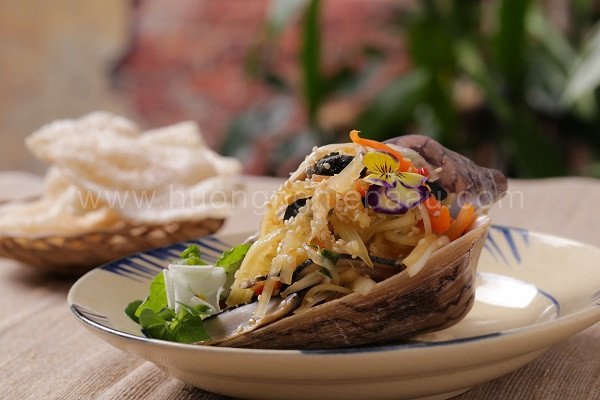 Đĩa ốc thập cẩm xốt sả tắc thơm ngon, một món ốc đặc trưng của ẩm thực Việt