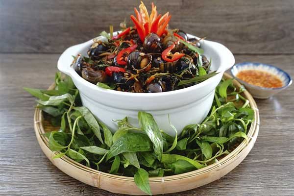Đĩa ốc xào sả ớt thành phẩm với màu sắc bắt mắt và hương thơm lôi cuốn