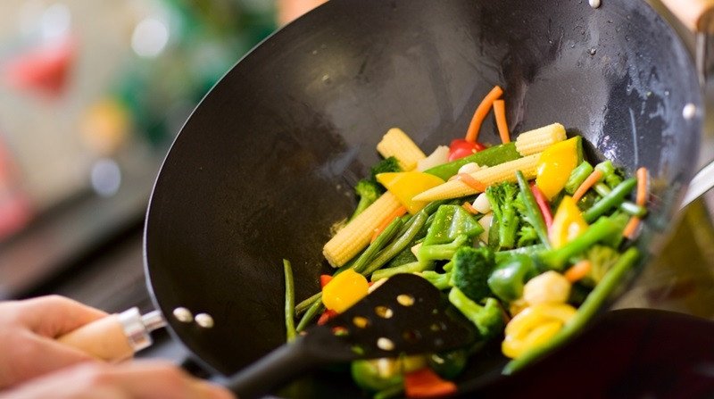 Đĩa rau củ xào với nước sốt sánh từ tinh bột sắn, giữ độ giòn và hương vị tươi ngon