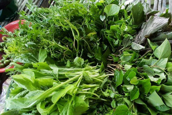 Đĩa rau sống đa dạng ăn kèm bánh xèo miền Tây