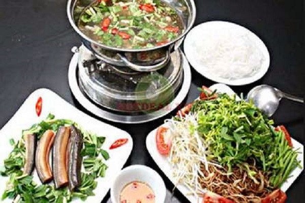Đĩa rau xanh tươi ăn kèm lẩu lươn hấp dẫn