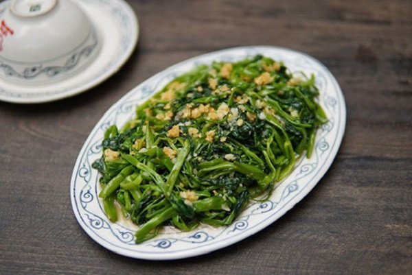 Đĩa rau xào xanh tươi bổ dưỡng kết hợp cùng cơm niêu