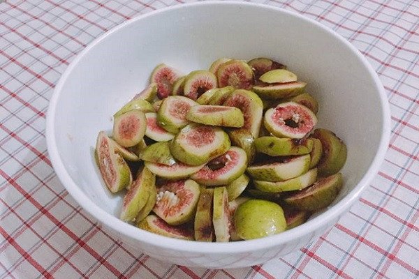 Đĩa sung muối xổi giòn tan, màu sắc đẹp mắt, sẵn sàng thưởng thức sau khi làm theo công thức sung dầm tại nhà