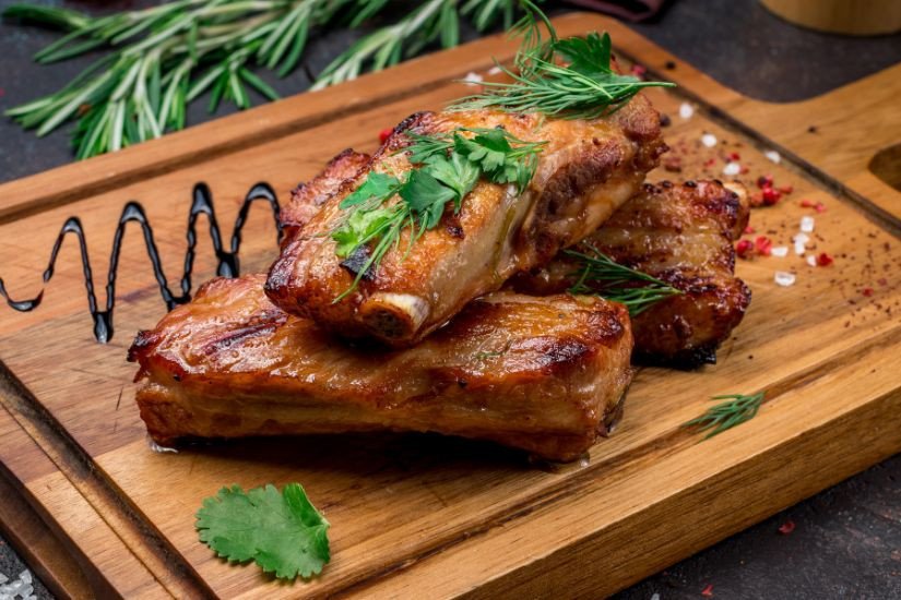 Đĩa sườn nướng mật ong chín vàng hấp dẫn