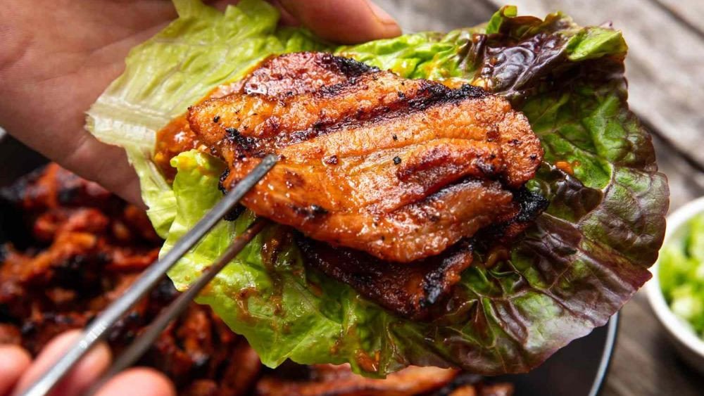 Đĩa thịt ba chỉ nướng Hàn Quốc hấp dẫn ăn kèm rau sống và kim chi