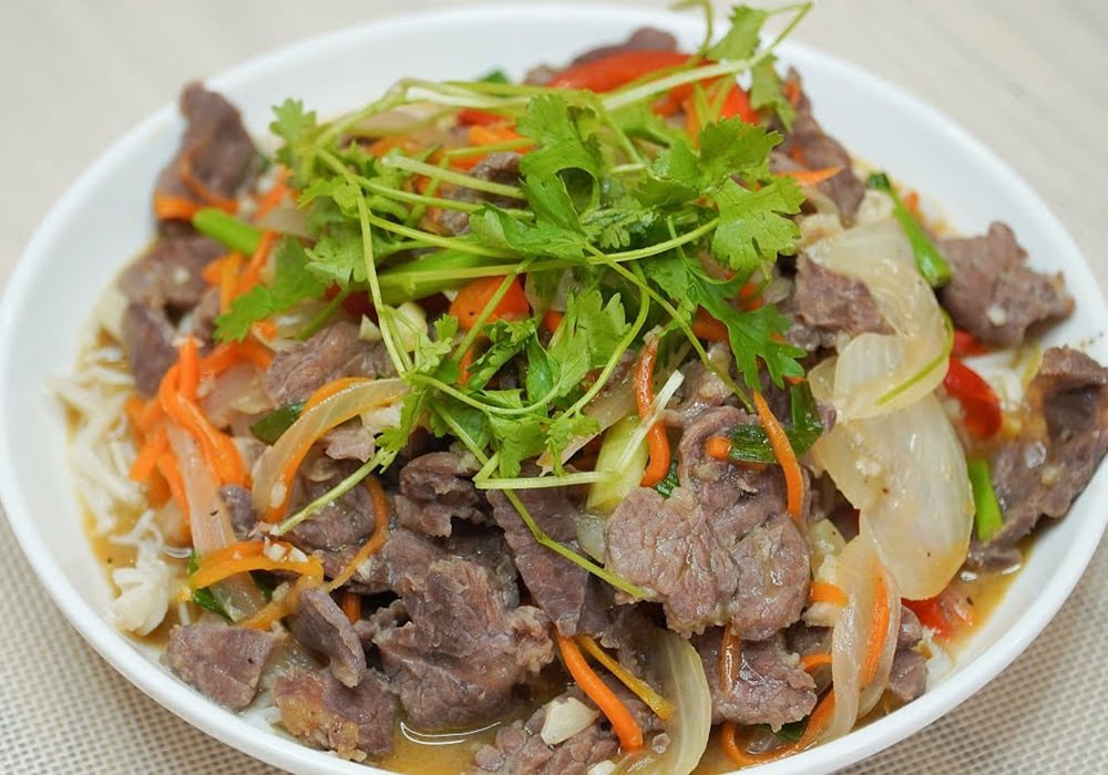 Đĩa thịt bò xào nấm kim châm giòn sần sật
