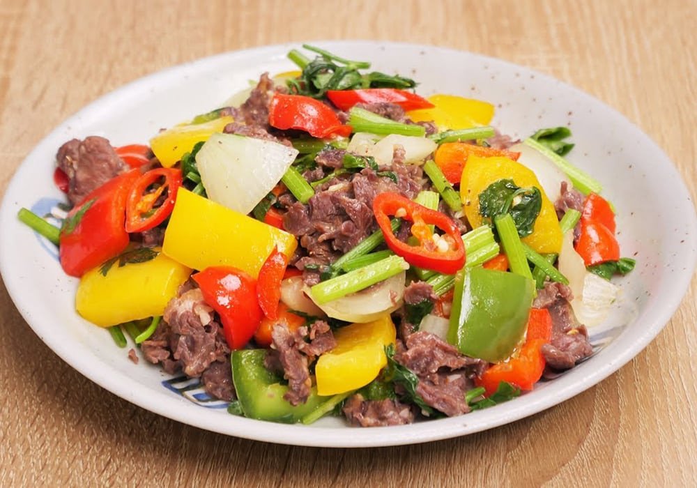 Đĩa thịt bò xào ớt chuông ba màu rực rỡ