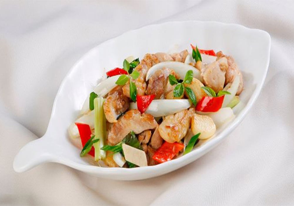 Đĩa thịt gà xào hành tây ngon mắt trên bàn ăn