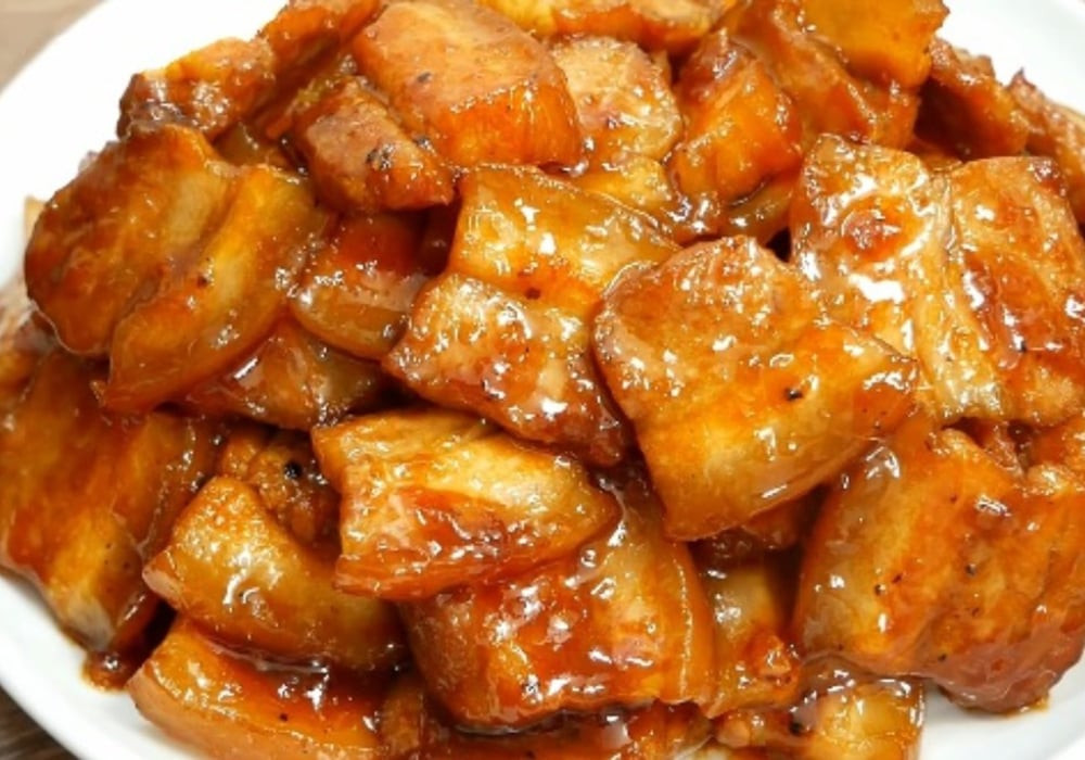 Đĩa thịt heo khìa nước dừa thành phẩm vàng óng, sẵn sàng thưởng thức