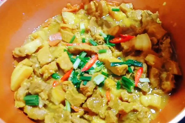 Đĩa thịt kho nghệ thành phẩm vàng óng, hấp dẫn, sẵn sàng thưởng thức