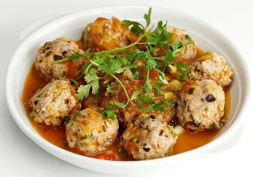 Khám phá các món ngon từ thịt viên chuẩn vị gia đình Đĩa thịt viên sốt cà chua đỏ tươi, chuẩn vị Nấu Chuẩn Ăn Ngon