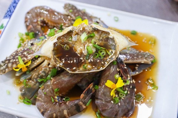 Đĩa tôm và ghẹ ngâm tương Hàn Quốc thơm ngon, hấp dẫn
