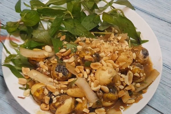 đĩa trứng cút lộn xào me dừa béo ngậy, món ăn vặt hấp dẫn